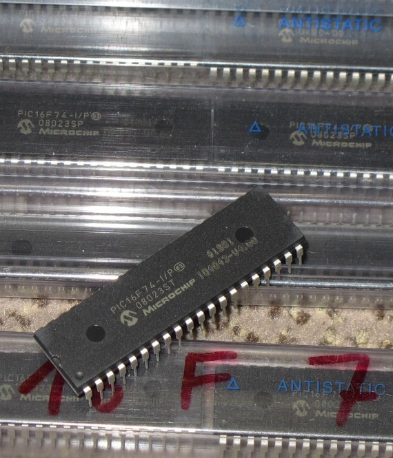 PIC16F74-I/P Microchip eine Stange=10 Stück 